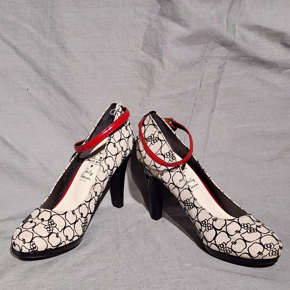 KELLO KITTY White Suede w/Apple & Kitty Head Pattern Platform Heels, size 6 - Picture 4 of 9